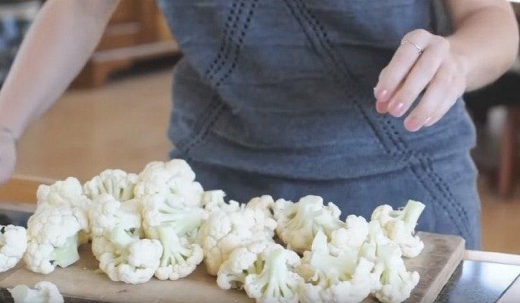 Pag-uri-uriin namin ang cauliflower sa mga inflorescences.