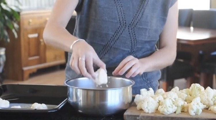 isawsaw ang bawat slice ng repolyo sa batter at kumalat sa isang baking sheet.