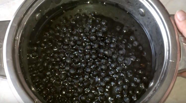 Ibuhos ang mga berry na may tubig na kumukulo, pagkatapos ay maubos ito.