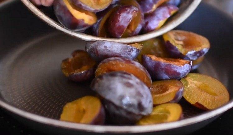 Ilagay ang mga plum sa kawali.