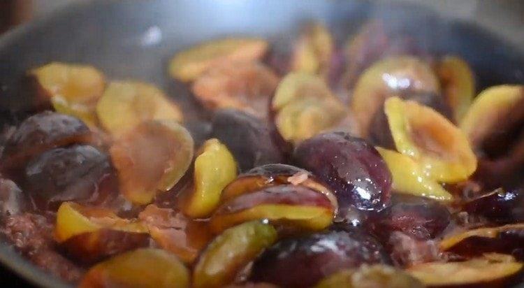 Fry plums na may asukal.