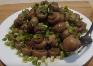 Nagluto kami ng mga adobo na instant na kabute sa bahay ayon sa isang sunud-sunod na recipe na may larawan.