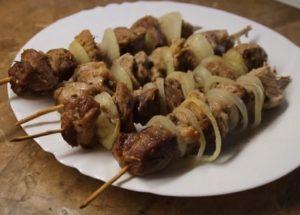 Naghahanda kami ng aromatic kebab sa isang garapon sa oven ayon sa isang sunud-sunod na recipe na may isang larawan.