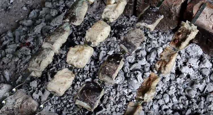 Ang pagluluto ng barbecue mula sa hito sa ihaw.