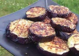 Nagluto kami ng mga inihaw na eggplants ayon sa isang sunud-sunod na recipe na may larawan.