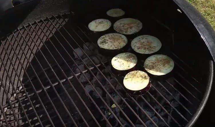 Ilagay ang mga bilog ng gulay sa grill.