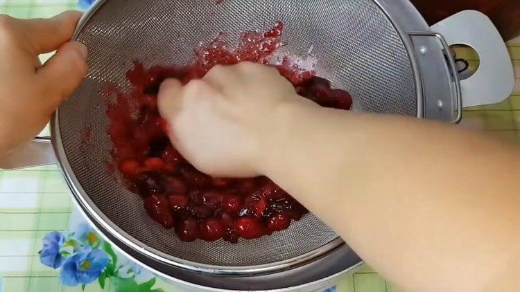 Grind ang mga berry upang lutuin