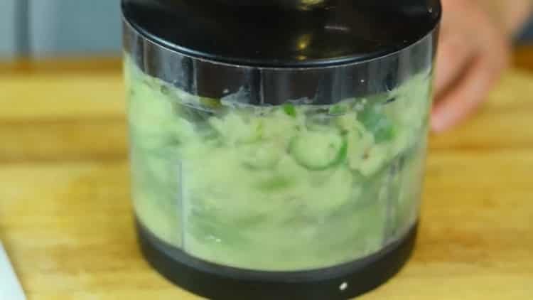 Gumiling feijoa upang makagawa ng jam