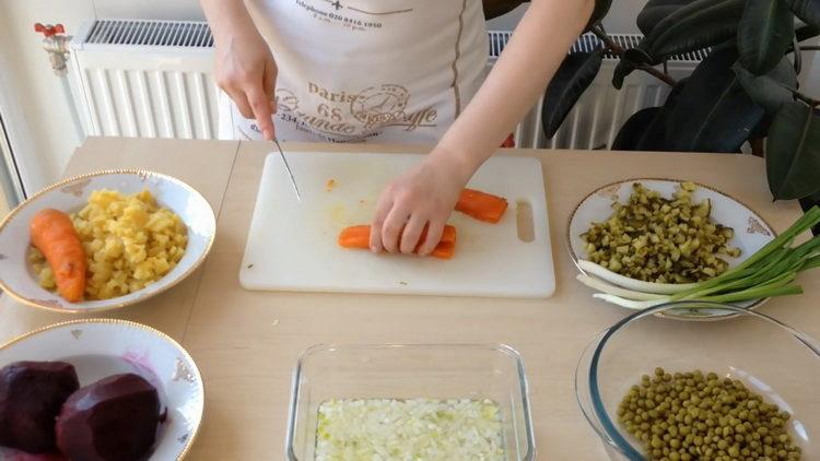 Upang makagawa ng isang salad, i-chop ang mga karot