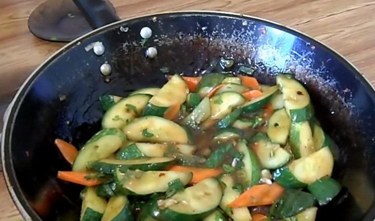 Hakbang sa hakbang na recipe pritong mga pipino na may larawan