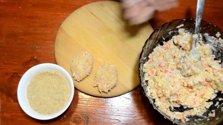 Bumuo ng mga cutlet para sa pagluluto