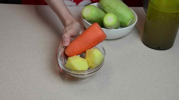 hugasan at alisan ng balat ang mga patatas at karot