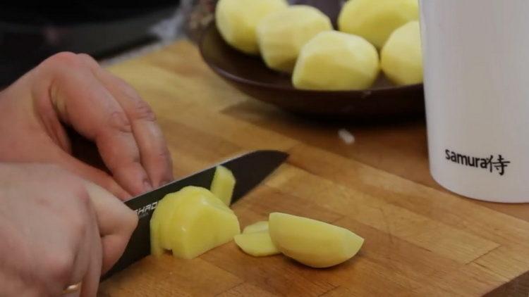 Para sa pagluluto, i-chop ang patatas