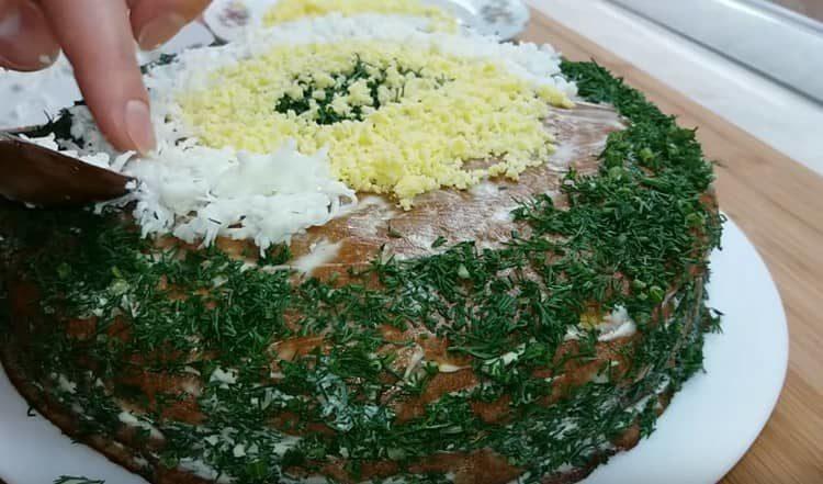 Palamutihan ang cake na may tinadtad na dill at gadgad na itlog.