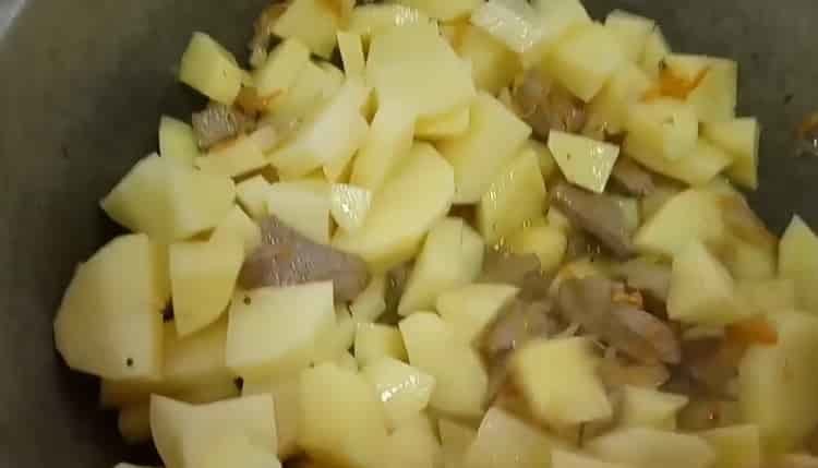 Magdagdag ng patatas upang lutuin