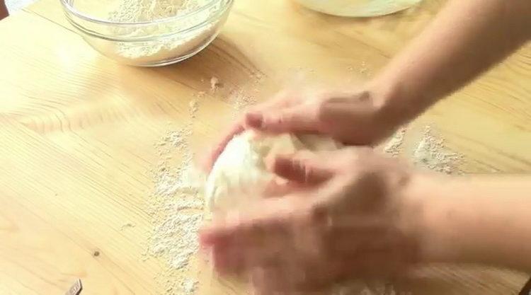 Knead ang kuwarta para sa pagluluto