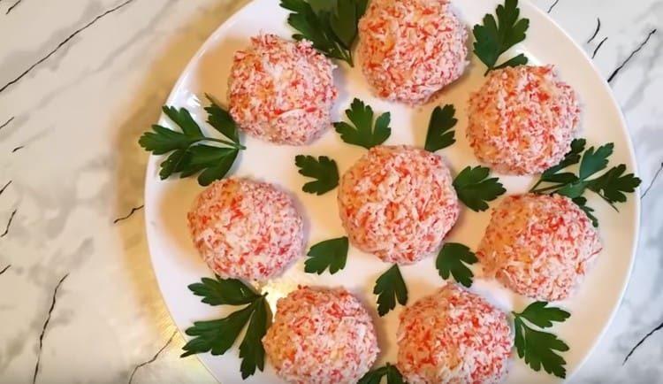 Ето такъв вкусен Raffaello от раци пръчки, които направихме.