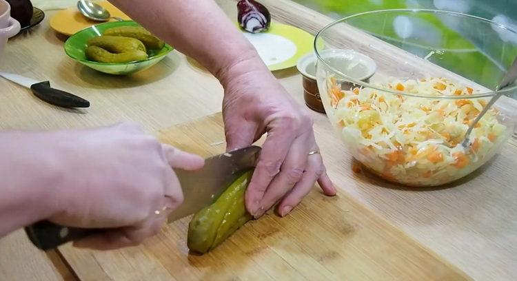 Upang makagawa ng salad, gupitin ang isang pipino