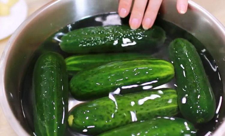 Pagluluto sa isang simpleng recipe para sa mga crispy cucumber