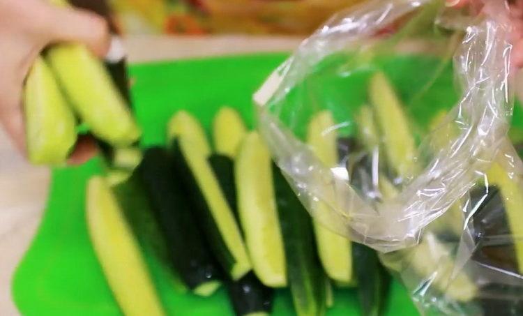 tiklupin ang mga pipino sa isang bag