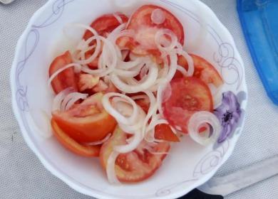 Simple at masarap na kamatis at sibuyas salad