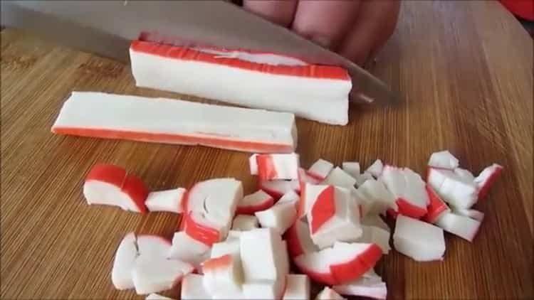 Upang makagawa ng salad, gupitin ang mga crab sticks