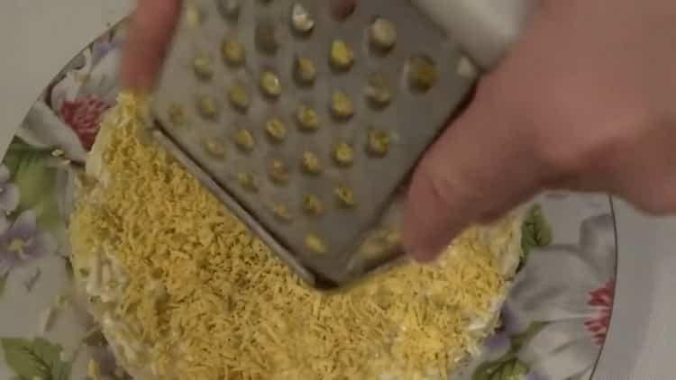 Upang ihanda ang ulam, lagyan ng rehas ang mga yolks