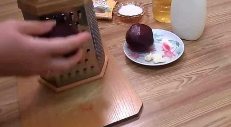 Grate beets upang makagawa ng salad