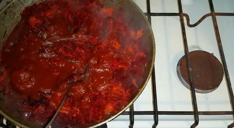 Magdagdag ng tomato paste upang lutuin