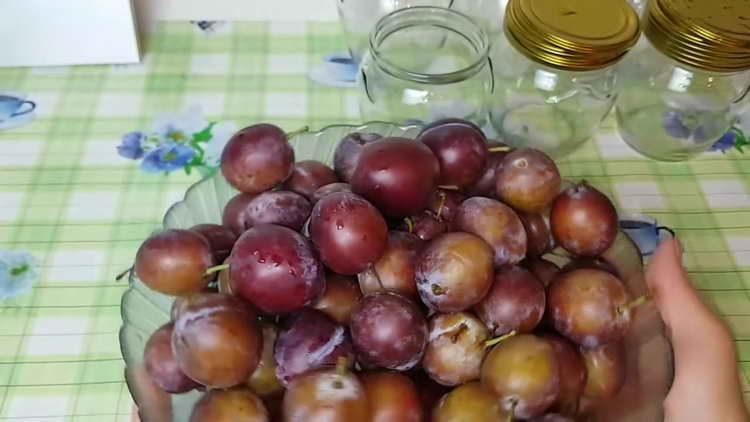 hugasan ang mga plum ng lubusan