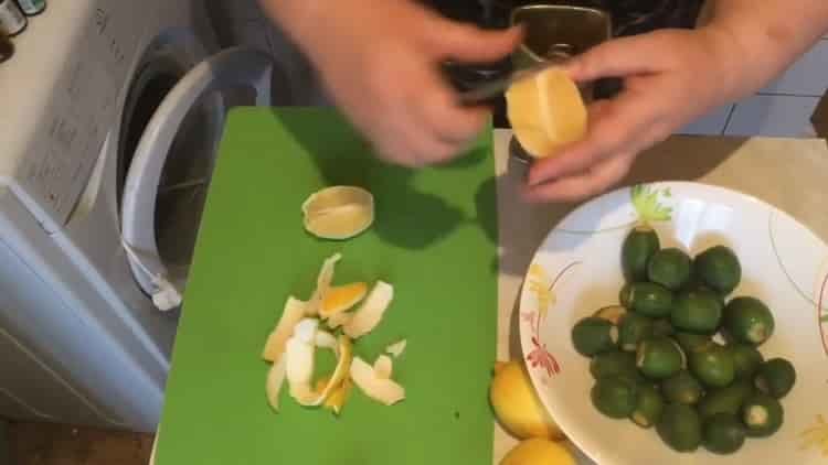 Upang maghanda ng ulam, gupitin ang isang limon