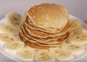 Naghahanda kami ng mabangong pancake ng saging ayon sa isang sunud-sunod na recipe na may isang larawan.