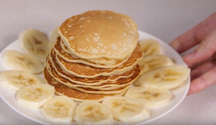 Ang mga pancake ng saging ay masiyahan sa iyo ng isang kaaya-aya na panlasa at aroma ng bibig.