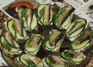 Pagluluto ng mabangong mga sandwich na may sprats at sariwang pipino: isang mabilis na hakbang-hakbang na recipe na may larawan.