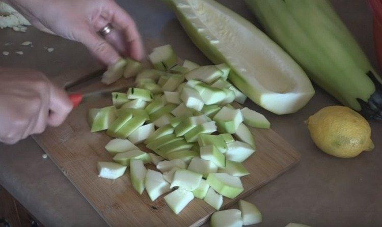 тиквички, нарязани на малки кубчета.