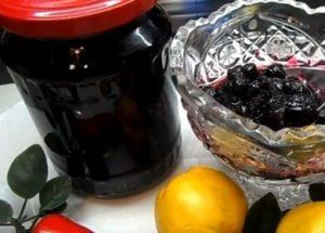 Goovoim masarap na aronia jam na may mga mansanas ayon sa isang sunud-sunod na recipe na may isang larawan.