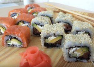 Naghahanda kami ng masarap na sushi sa bahay ayon sa isang sunud-sunod na recipe na may isang larawan.