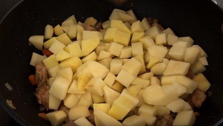 ilagay ang patatas sa tuktok ng karne, ngunit huwag maghalo.