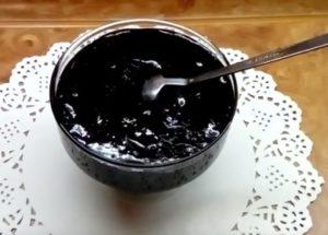 Naghahanda kami ng masarap na blackcurrant jelly para sa taglamig ayon sa isang sunud-sunod na recipe na may isang larawan.