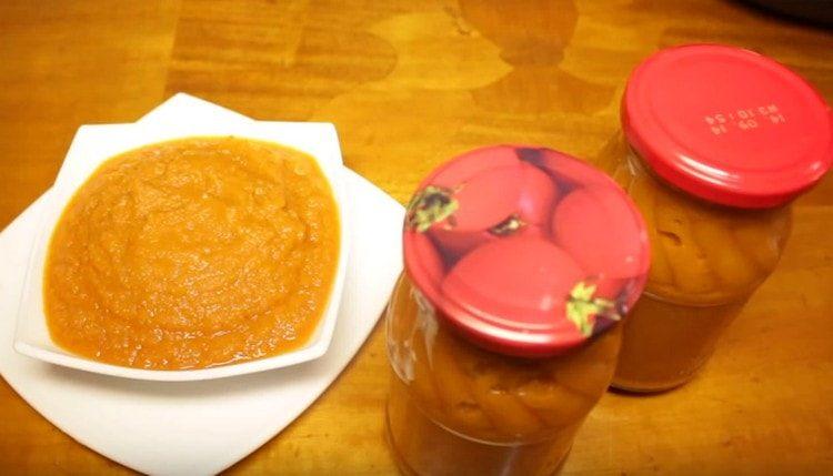 Ang squash caviar, na luto sa isang mabagal na kusinilya, ay angkop din para sa pagpapanatili.