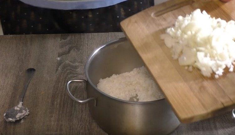 Magdagdag ng pino na tinadtad na sibuyas sa bigas.