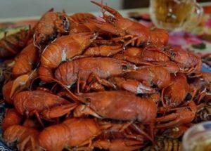 Paano lutuin nang tama ang crayfish sa bahay: isang detalyadong recipe na may mga hakbang sa hakbang na larawan.