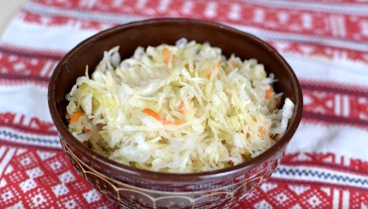 Ang Sauerkraut sa isang garapon ay isang mahusay na pagpipilian para sa pag-aani ng lutong bahay para sa taglamig.