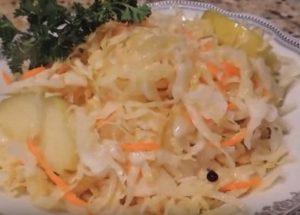 Juicy sauerkraut na may mga mansanas: nagluluto kami ayon sa recipe na may mga hakbang sa hakbang na larawan.