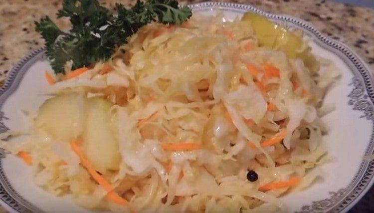 Ang Sauerkraut na may mga mansanas ay napaka-masarap.