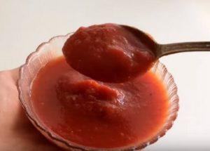 Naghahanda kami ng mabangong ketchup na may mga mansanas ayon sa isang sunud-sunod na recipe na may isang larawan.