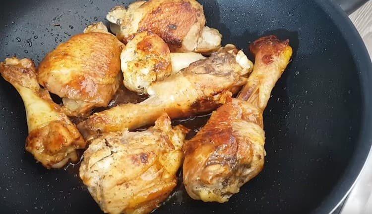 Fry ang mga hiwa ng manok sa langis ng gulay hanggang sa ginintuang kayumanggi.