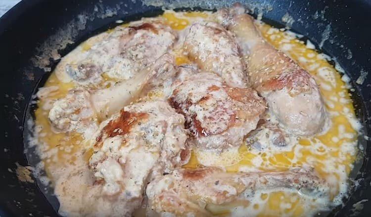 Kumalat ang mga piraso ng manok, nilagang, at mabangong manok sa isang creamy sauce ay handa na.