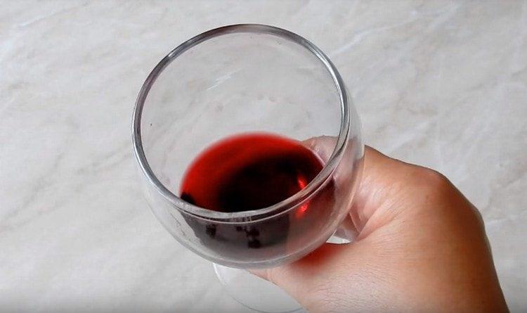 Ang homemade aronia tincture sa vodka ay malulugod hindi lamang sa mahusay na lasa at kaaya-ayang aroma, kundi pati na rin ng isang mayaman na magandang kulay.