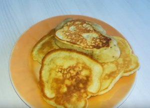 Naghahanda kami ng masarap na pancake sa tubig ayon sa isang sunud-sunod na recipe na may isang larawan.